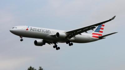 Photo of aircraft N274AY operated by American Airlines