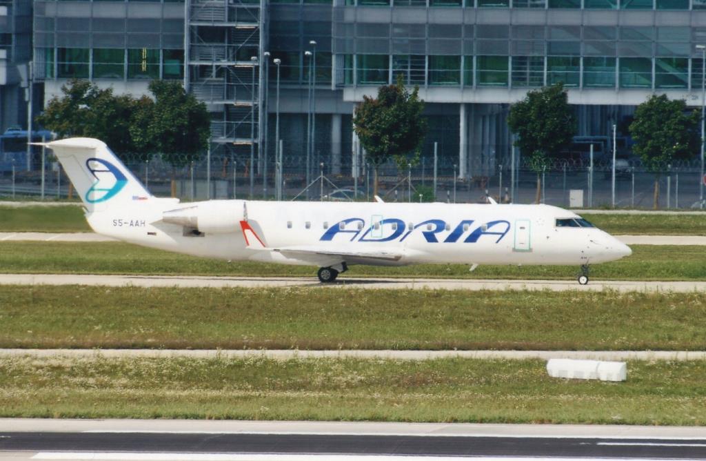 Photo of aircraft S5-AAH operated by Adria Airways