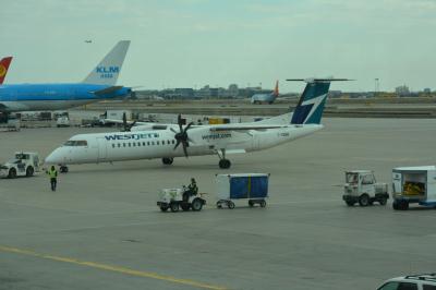 Photo of aircraft C-GENM operated by WestJet Encore