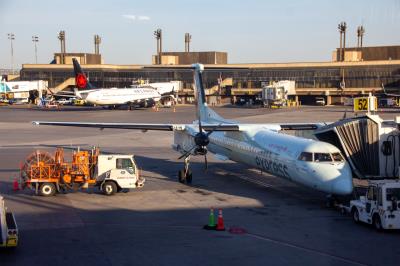 Photo of aircraft C-GGMU operated by Air Canada Express