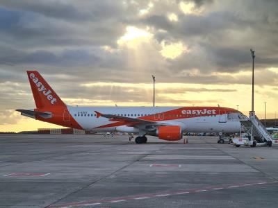 Photo of aircraft G-EZUT operated by easyJet