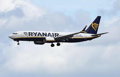 Photo of aircraft EI-HEY operated by Ryanair