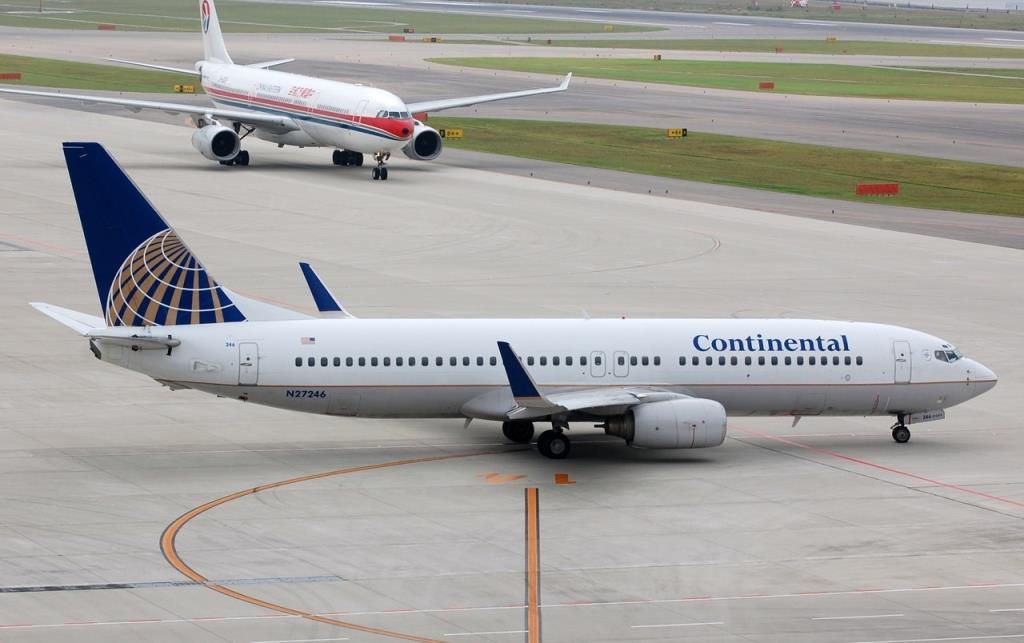 Photo of aircraft N27246 operated by Continental Air Lines