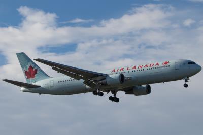 Photo of aircraft C-GLCA operated by Air Canada