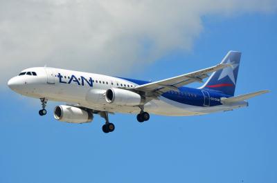 Photo of aircraft CC-COM operated by LAN Airlines