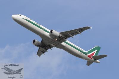 Photo of aircraft EI-IXV operated by Alitalia