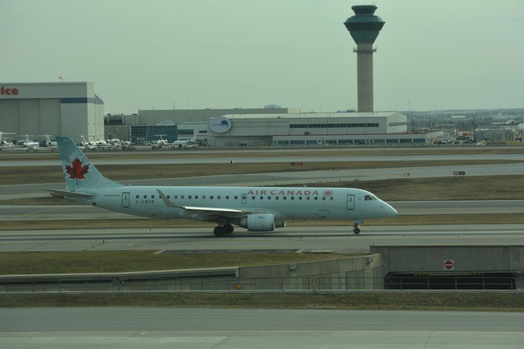 Photo of aircraft C-FMZR operated by Air Canada