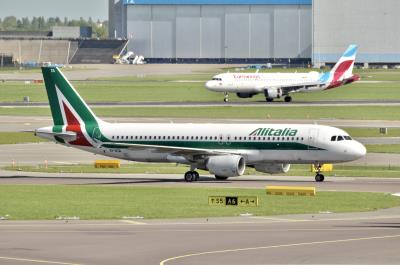 Photo of aircraft EI-DTA operated by Alitalia