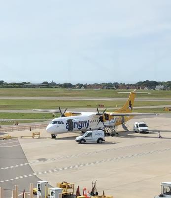 Image of aircraft registration G-VZON - A ATR 72-500 (72-212A) operated by Aurigny Air Services