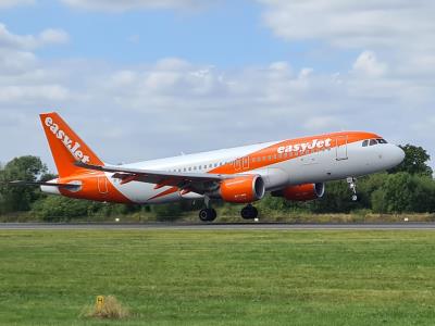 Photo of aircraft G-EZOU operated by easyJet