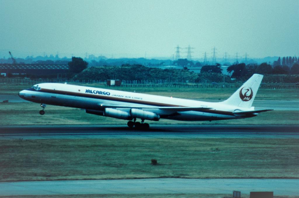 Photo of aircraft JA8056 operated by Japan Airlines