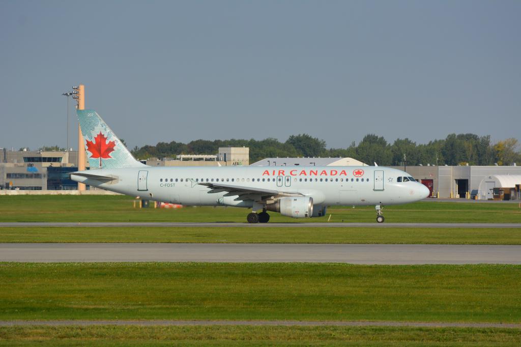 Photo of aircraft C-FDST operated by Air Canada