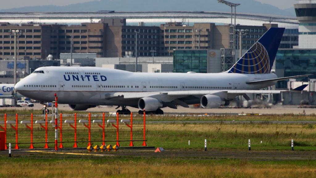 Photo of aircraft N121UA operated by United Airlines