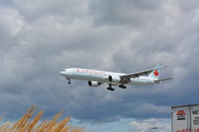 Image of aircraft registration C-FIUL - A 777-333(ER) operated by Air Canada
