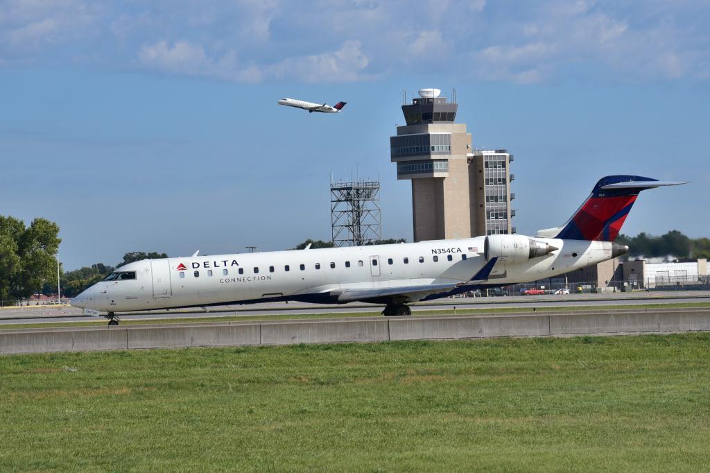 Photo of aircraft N354CA operated by GoJet Airlines