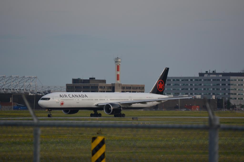 Photo of aircraft C-FIVW operated by Air Canada
