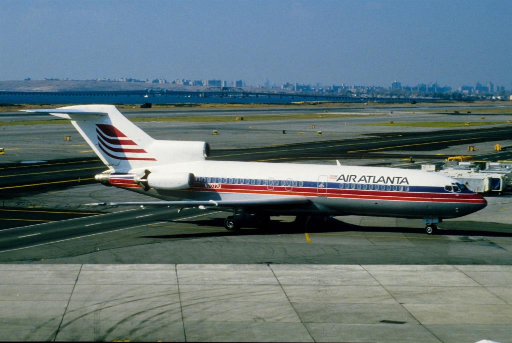 Photo of aircraft N7077U operated by Air Atlanta Icelandic