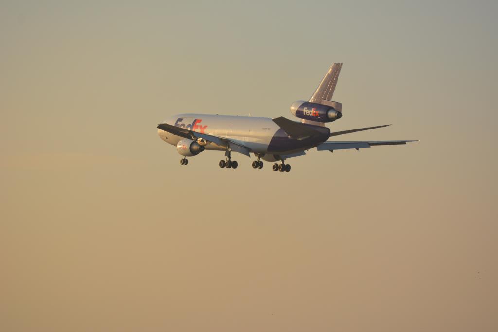 Photo of aircraft N321FE operated by Federal Express (FedEx)