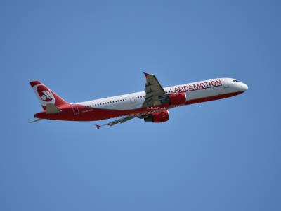 Image of aircraft registration OE-LCG - A A321-211 operated by Laudamotion