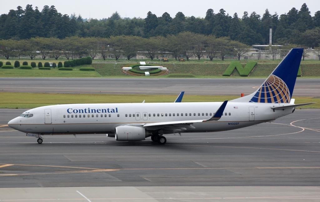 Photo of aircraft N13227 operated by Continental Air Lines