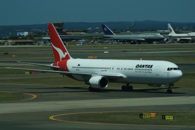 Photo of aircraft VH-OGE operated by Qantas