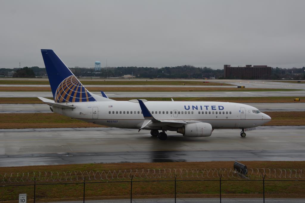 Photo of aircraft N23707 operated by United Airlines