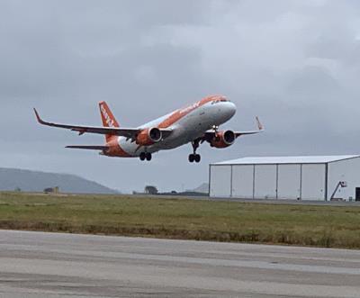 Photo of aircraft G-EZOM operated by easyJet