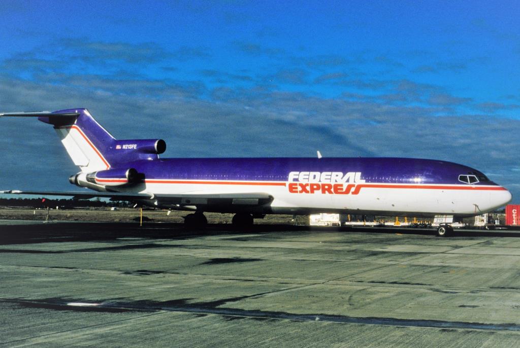 Photo of aircraft N213FE operated by Federal Express (FedEx)