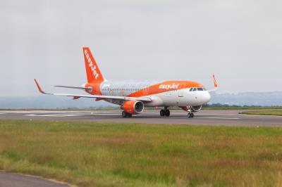 Photo of aircraft G-EZOX operated by easyJet