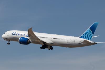 Photo of aircraft N23983 operated by United Airlines