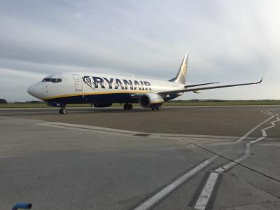 Photo of aircraft EI-ESY operated by Ryanair