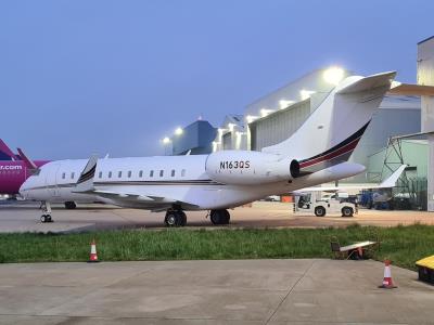 Photo of aircraft N163QS operated by NetJets