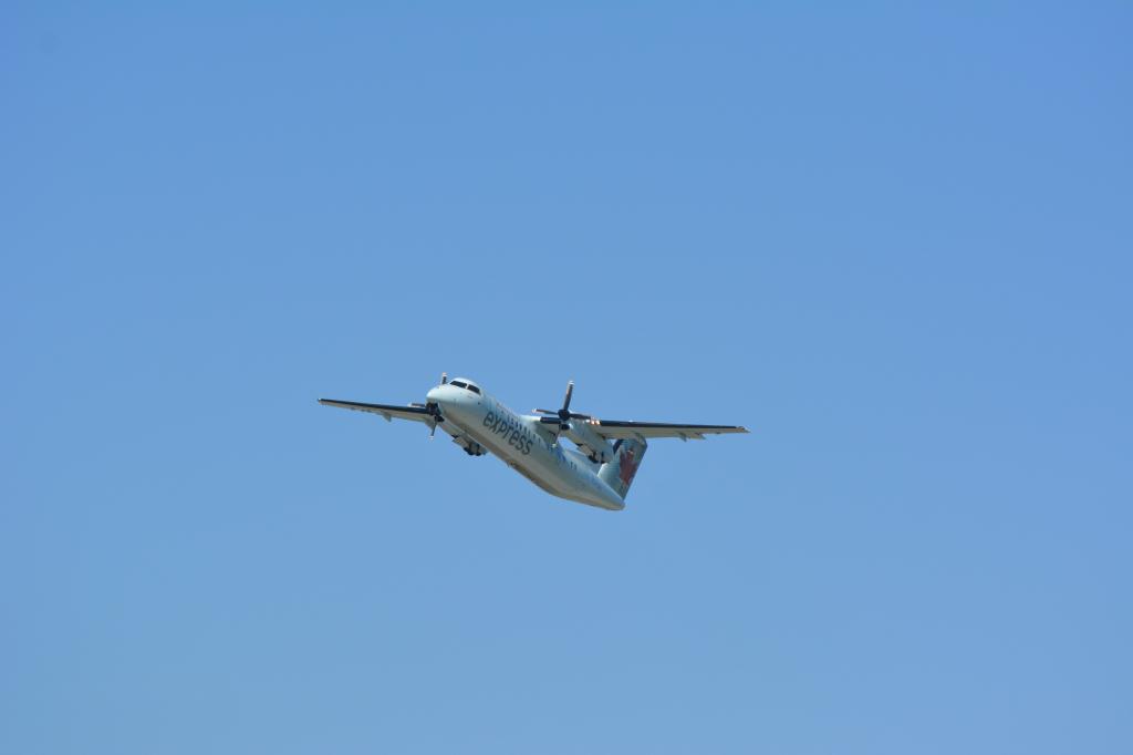 Photo of aircraft C-FJVV operated by Air Canada Express