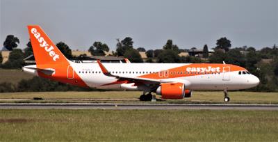 Photo of aircraft G-UZLJ operated by easyJet