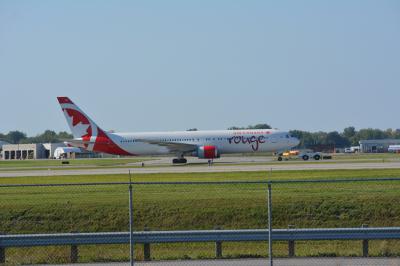 Photo of aircraft C-GDUZ operated by Air Canada Rouge