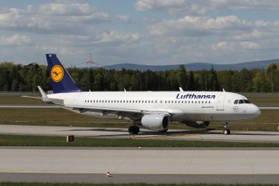Image of aircraft registration D-AIUE - A A320-214(WL) operated by Lufthansa