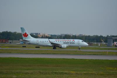 Photo of aircraft C-FEKH operated by Air Canada Express