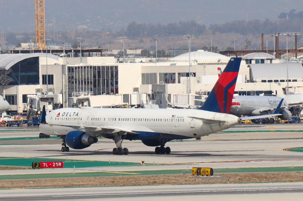Photo of aircraft N695DL operated by Delta Air Lines
