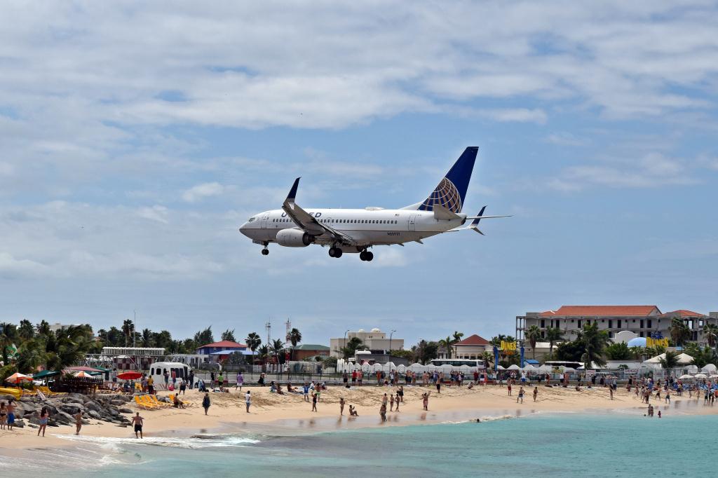 Photo of aircraft N23721 operated by United Airlines
