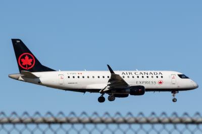 Photo of aircraft C-FEKS operated by Air Canada Express