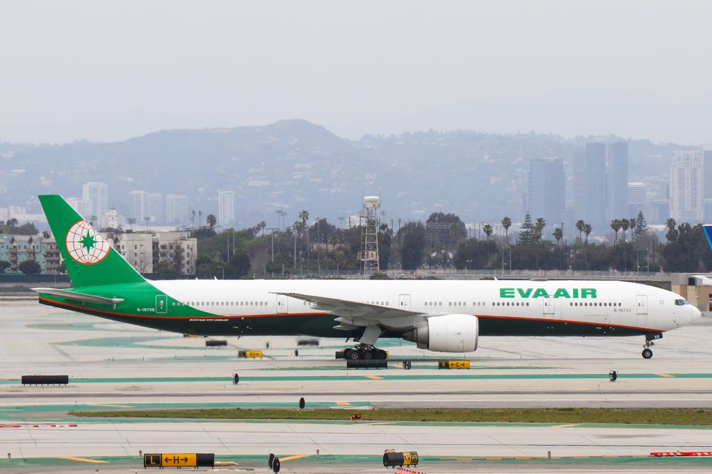 Photo of aircraft B-16738 operated by EVA Air