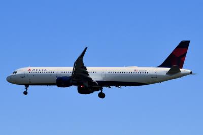 Photo of aircraft N332DN operated by Delta Air Lines