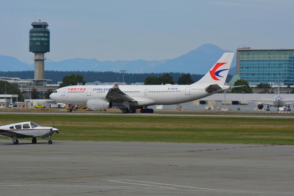 Photo of aircraft B-5975 operated by China Eastern Airlines