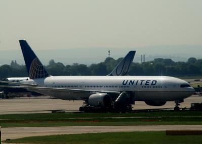 Photo of aircraft N221UA operated by United Airlines