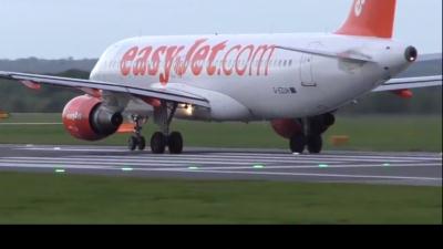 Photo of aircraft G-EZUH operated by easyJet