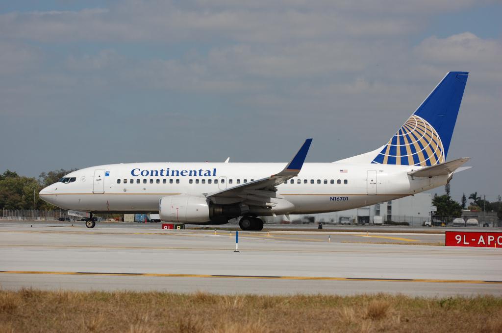 Photo of aircraft N16701 operated by Continental Air Lines