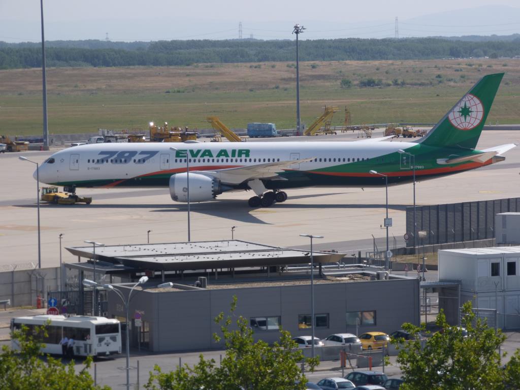 Photo of aircraft B-17883 operated by EVA Air