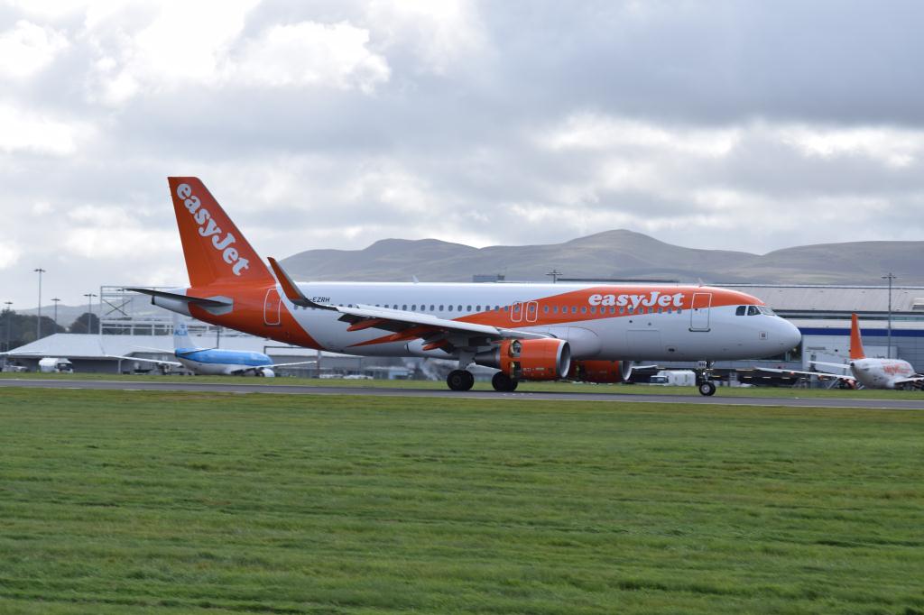 Photo of aircraft G-EZRH operated by easyJet