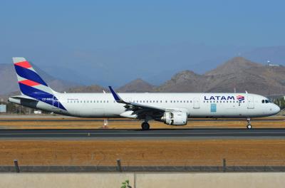 Photo of aircraft CC-BEQ operated by LATAM Airlines Chile
