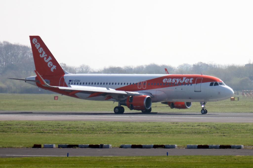 Photo of aircraft G-EZOU operated by easyJet